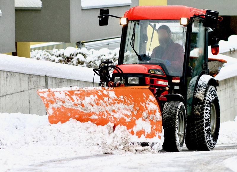 Déneigement de trottoir effectué par un spécialiste du déneigement. Déneigement de trottoir effectué par un spécialiste du déneigement.
